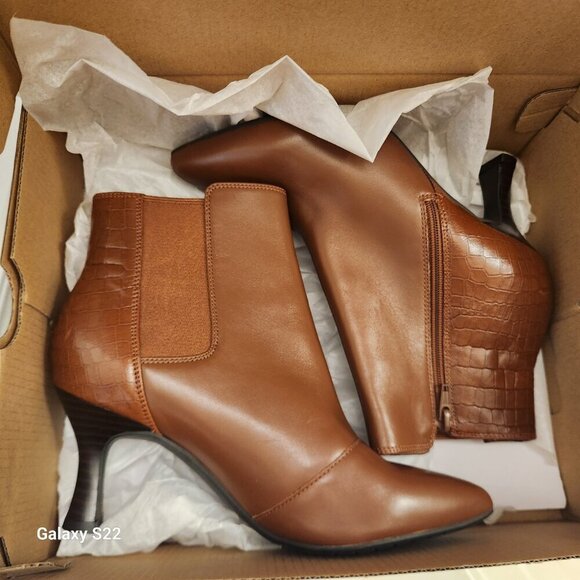 Clarks "Kataleyna Glow" Tan Leather Booties. NIB. Size 6 - Picture 10 of 11
